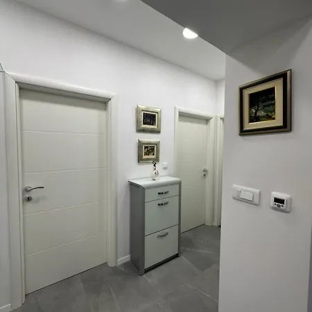 Апартаменты Emily At Center