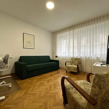 Emily At Center Сплит