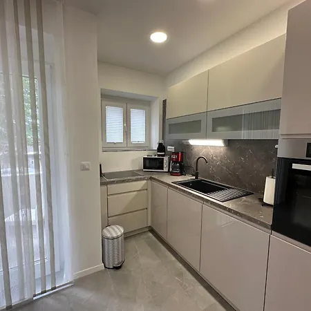 Emily At Center Сплит