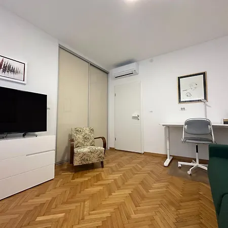 Emily At Center Apartment Split