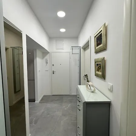 Daire Emily At Center