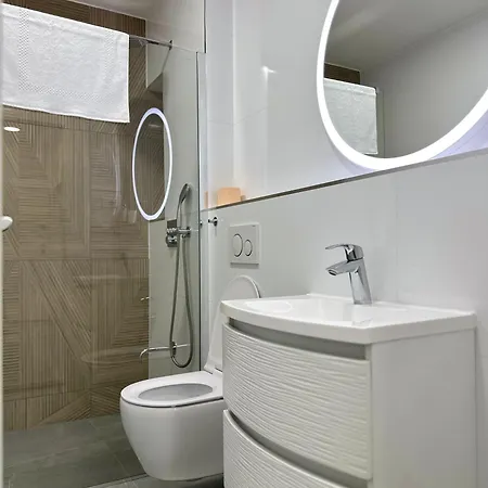 Emily At Center Daire Split