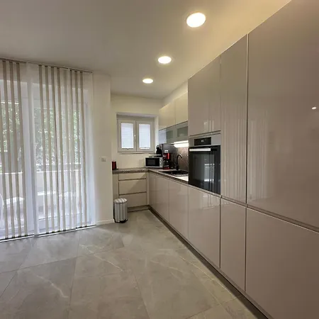 Daire Emily At Center