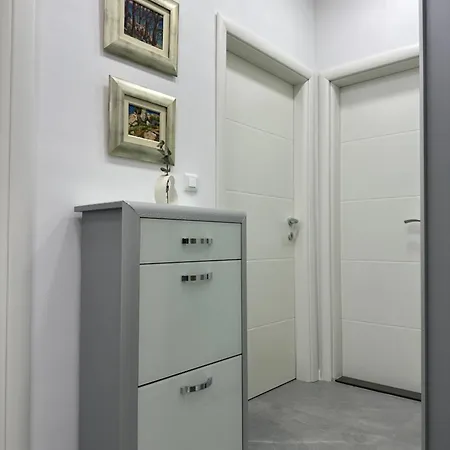 Emily At Center * ספליט