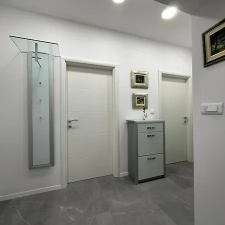 Emily At Center ספליט