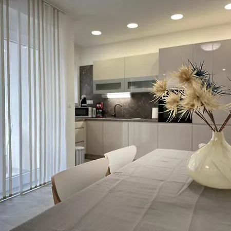 Emily At Center דירה