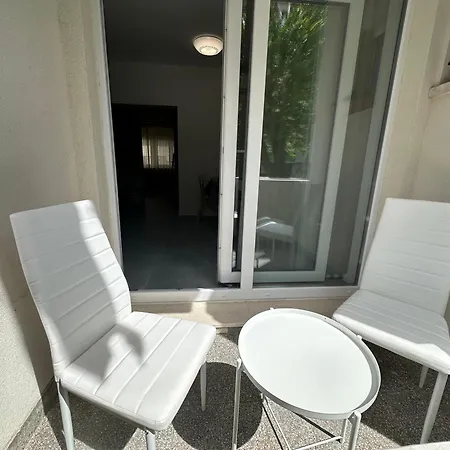 Emily At Center דירה *