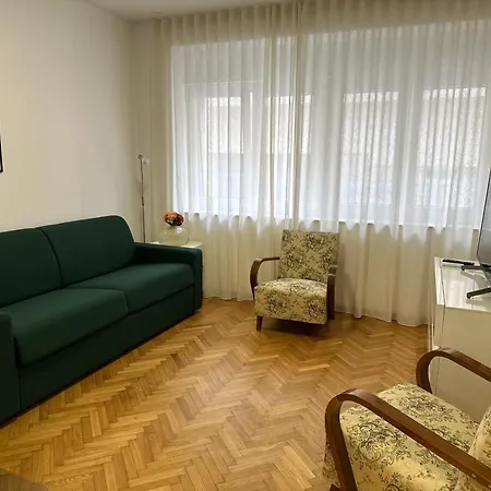 Emily At Center ספליט