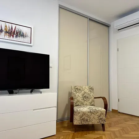 Emily At Center ספליט